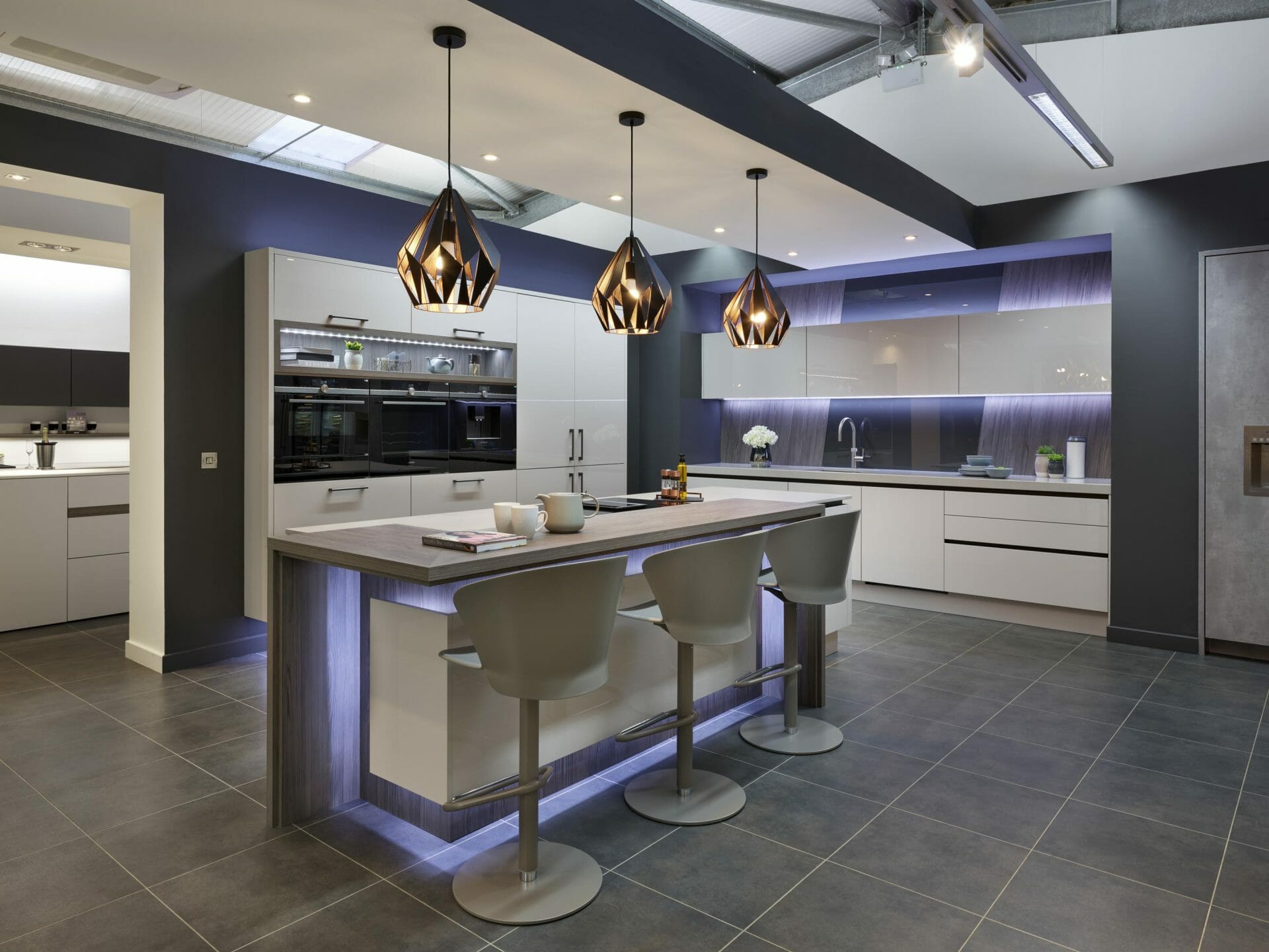 White modern handleless kitchen White modern handleless kitchen
